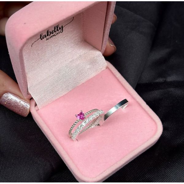 PAR DE ALIANÇAS 2’MM CRAVEJADA/POLIDA - COM ANEL SOLITÁRIO LOVINHO ROSA PINK