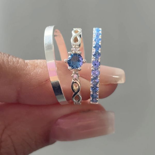 PAR DE ALIANÇAS 2’MM CRAVEJADA/LISA AZUL CLARO - COM ANEL SOLITÁRIO BELIZE