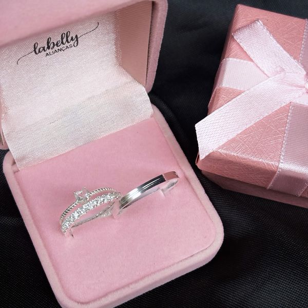 PAR DE ALIANÇAS 2’MM CRAVEJADA/POLIDA COM FRISO - COM ANEL SOLITÁRIO LOVINHO 