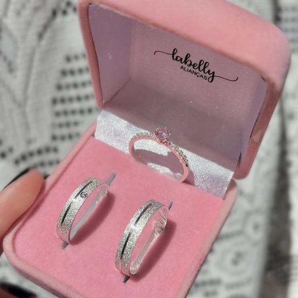 PAR DE ALIANÇAS 4'MM FOSCA COM FRISO NO CANTO E ZIRCÔNIA ROSA BEBÊ - COM ANEL SOLITÁRIO LUXO 