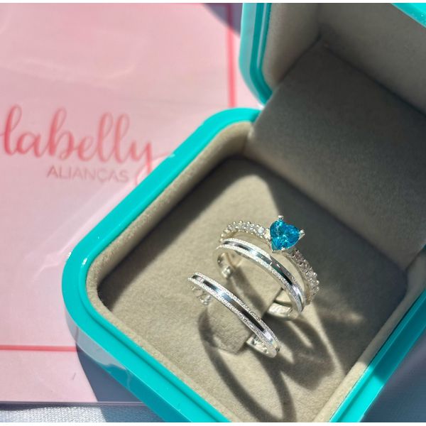 PAR DE ALIANÇAS 2'MM FOSCA COM FRISO NO MEIO - COM ANEL SOLITÁRIO LOVE AZUL BEBÊ 