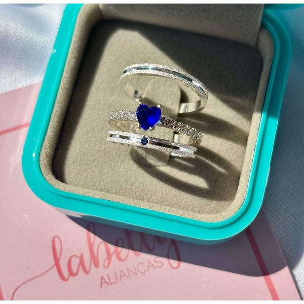 PAR DE ALIANÇAS 2'MM FOSCA COM ZIRCÔNIA NO FRISO - COM ANEL SOLITÁRIO LOVE AZUL ESCURO 
