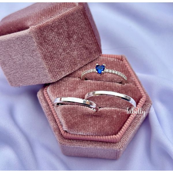 PAR DE ALIANÇAS 2’MM CHANFRADA POLIDA - COM ANEL SOLITÁRIO MINI LOVE AZUL ESCURO