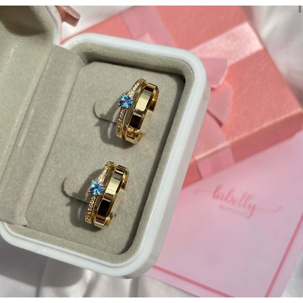 PAR DE ALIANÇAS 4'MM CHANFRADA POLIDA - COM 2 ANÉIS SOLITÁRIOS MINI LOVE AZUL CLARO