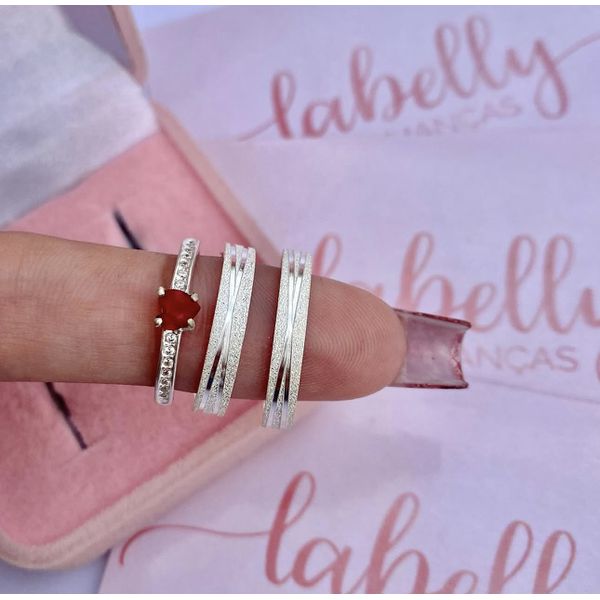 PAR DE ALIANÇAS 3'MM CRUZADA FOSCA - COM ANEL SOLITÁRIO MINI LOVE VERMELHO