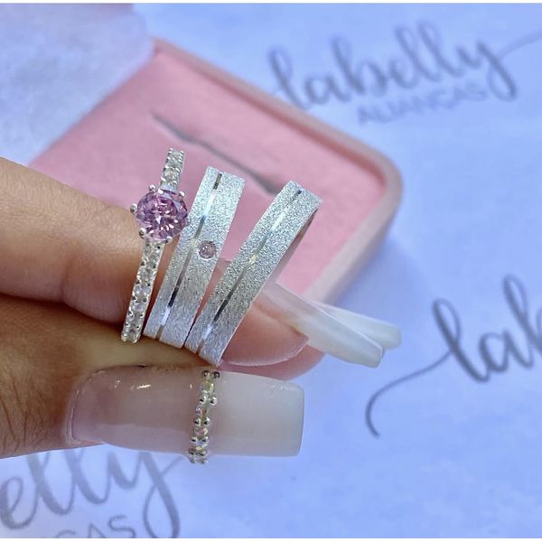PAR DE ALIANÇAS 4'MM FOSCA COM FRISO NO CANTO E ZIRCÔNIA ROSA BEBÊ - COM ANEL SOLITÁRIO LUXO