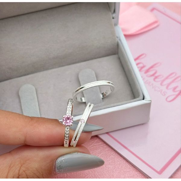 PAR DE ALIANÇAS 2’MM COM ZIRCÔNIA ROSA BEBÊ NO FRISO - COM ANEL SOLITÁRIO CRAVEJADO 