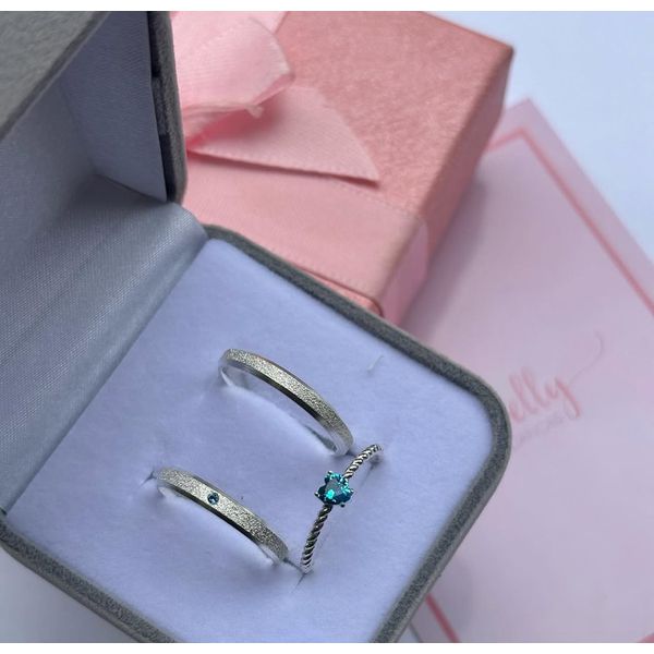 PAR DE ALIANÇAS 2’MM CHANFRADA FOSCA COM ZIRCÔNIA AZUL - COM ANEL SOLITÁRIO LOVINHO