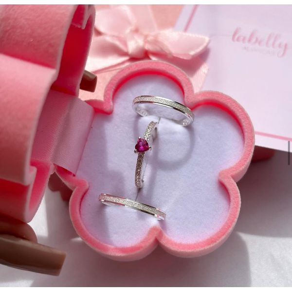 PAR DE ALIANÇAS 2’MM FOSCA COM CANTO REBAIXADO - COM ANEL SOLITÁRIO MINI LOVE ROSA PINK