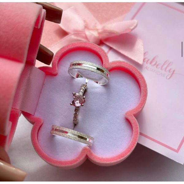 PAR DE ALIANÇAS 4’MM FOSCA COM FRISO NO MEIO - COM ANEL SOLITÁRIO LOVE ROSA BEBÊ 