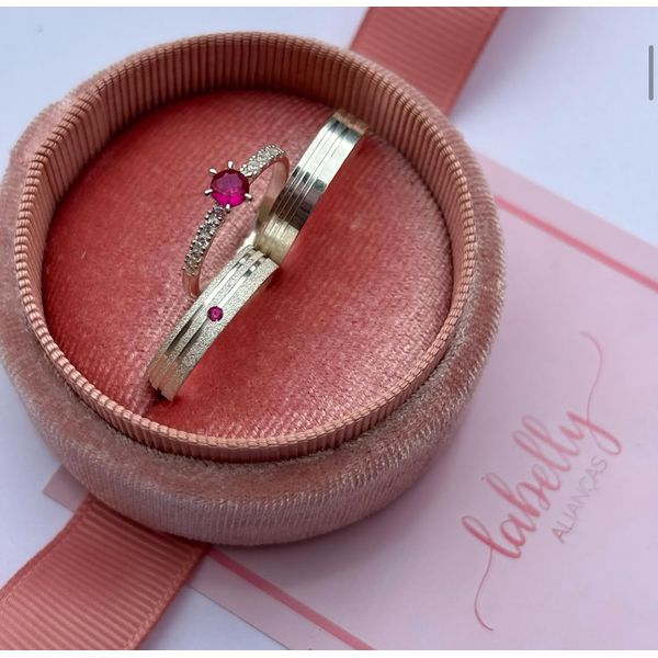 PAR DE ALIANÇAS 4’MM FOSCA/POLIDA COM ZIRCÔNIA PINK NO FRISO - COM ANEL SOLITÁRIO LUXO