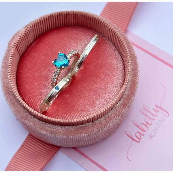 PAR DE ALIANÇAS 2’MM BORDA FOSCA COM ZIRCÔNIA AZUL NO FRISO - COM ANEL SOLITÁRIO LOVE