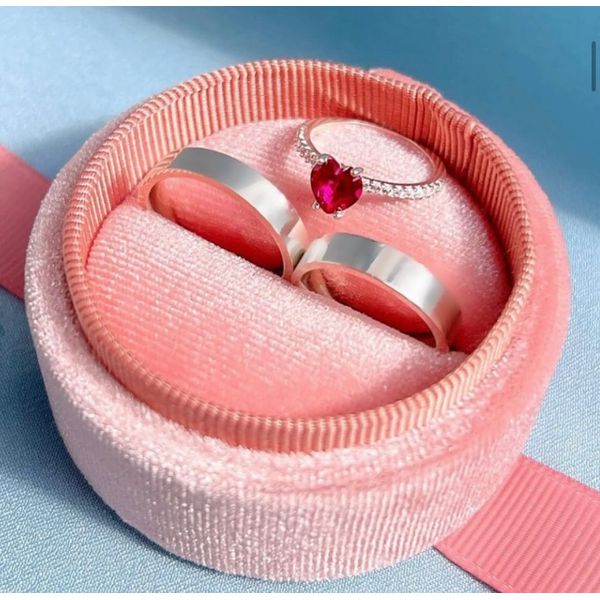 PAR DE ALIANÇAS 4’MM RETA POLIDA - COM ANEL SOLITÁRIO LOVE ROSA PINK