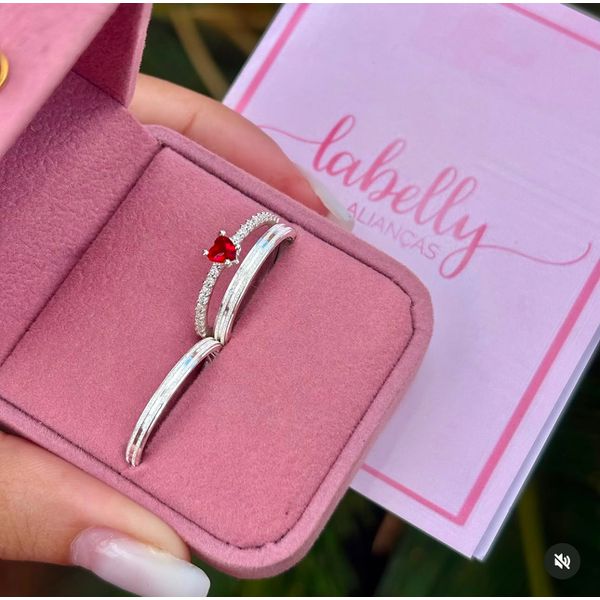 PAR DE ALIANÇAS 2’MM FRISOS/FOSCA - COM ANEL SOLITÁRIO MINI LOVE VERMELHO