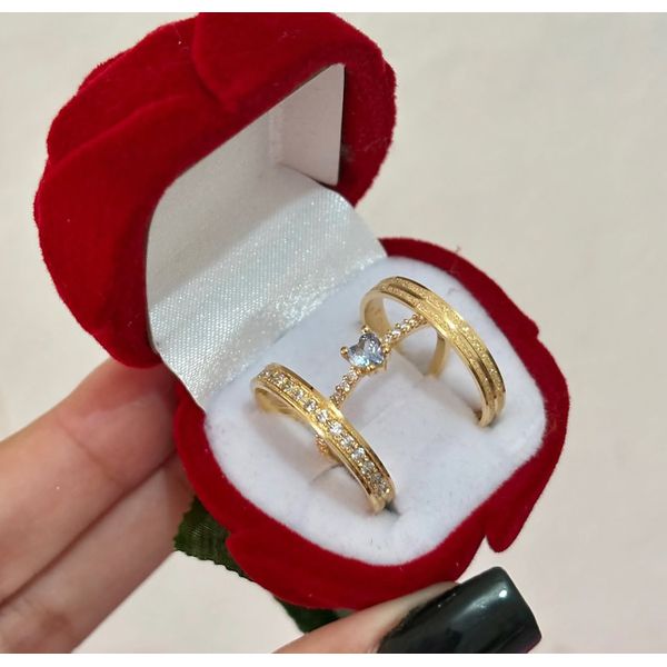 PAR DE ALIANÇAS 3'MM CRAVEJADA FOSCA COM FRISOS - COM ANEL SOLITÁRIO MINI LOVE AZUL CLARO