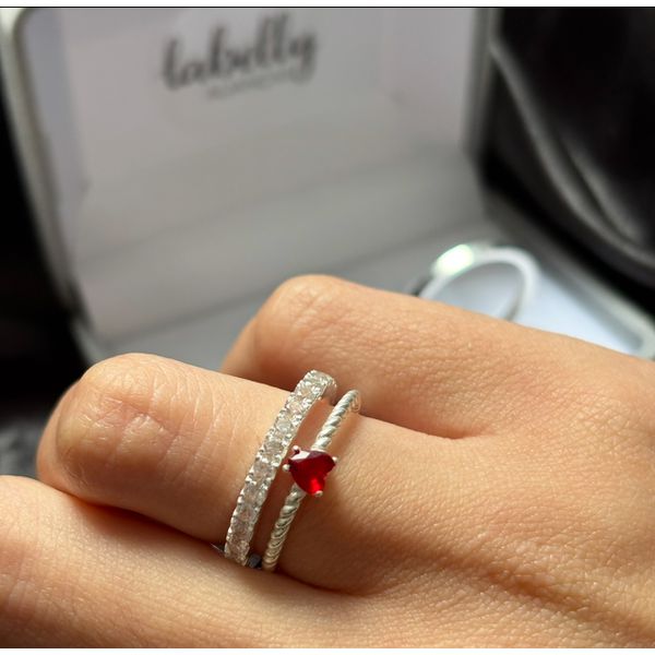 PAR DE ALIANÇAS 2’MM CRAVEJADA/POLIDA - COM ANEL SOLITÁRIO LOVINHO VERMELHO