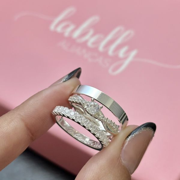 PAR DE ALIANÇAS 2’MM CRAVEJADA/ 3’MM POLIDA - COM ANEL SOLITÁRIO ARIEL