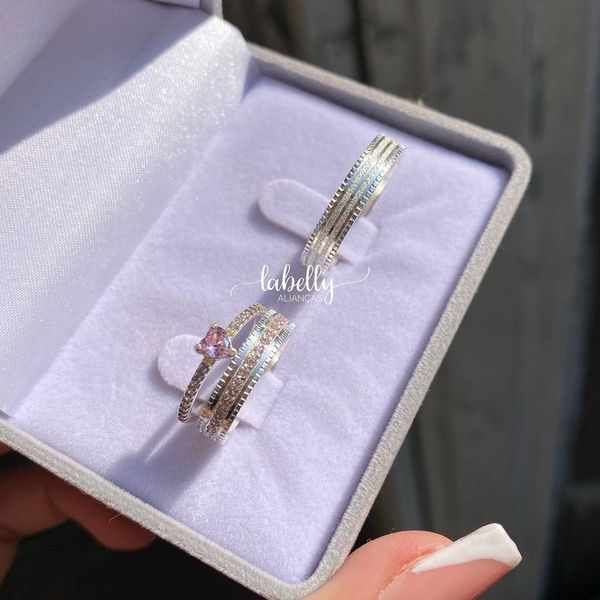 PAR DE ALIANÇAS 4'MM CRAVEJADA RECARTILHADA - COM ANEL SOLITÁRIO MINI LOVE ROSA