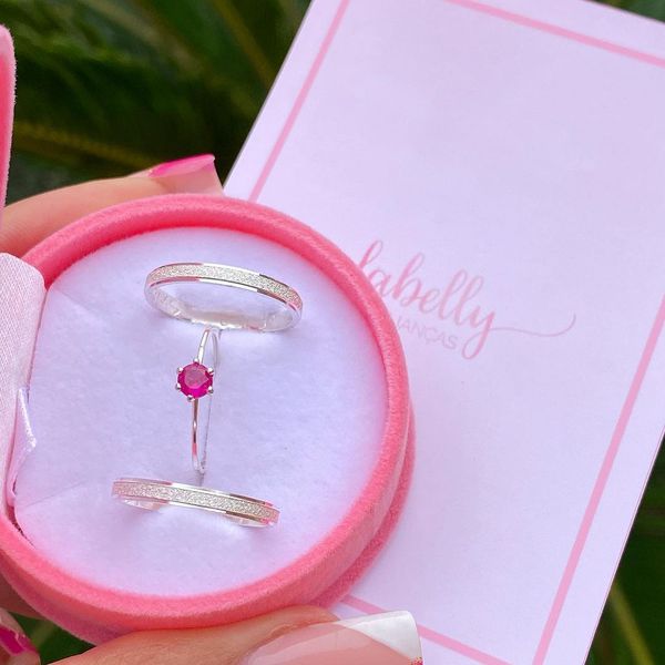 PAR DE ALIANÇAS 2'MM CANTO REBAIXADO FOSCA - COM ANEL SOLITÁRIO IMPERATRIZ PINK