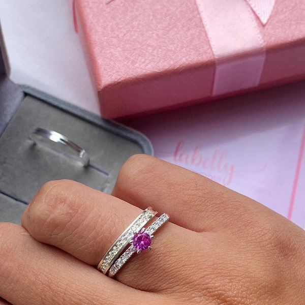 PAR DE ALIANÇAS 2'MM POLIDA CRAVEJADA NO MEIO - COM ANEL SOLITÁRIO LUXO PINK