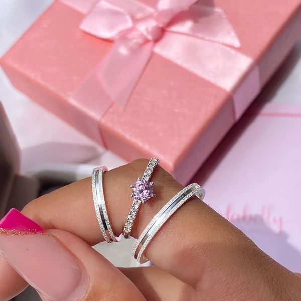 PAR DE ALIANÇAS 2'MM FOSCA COM FRISO NO MEIO - COM ANEL SOLITÁRIO LUXO ROSA