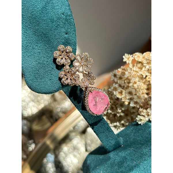 Brinco Três Flores Ligth Pink Banho de Ouro
