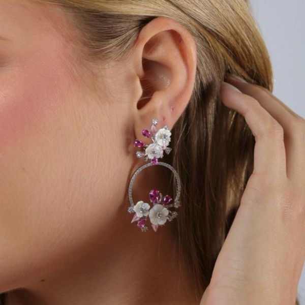 Brinco Flores Madrepérola Detalhes Safira Rosa/Pink