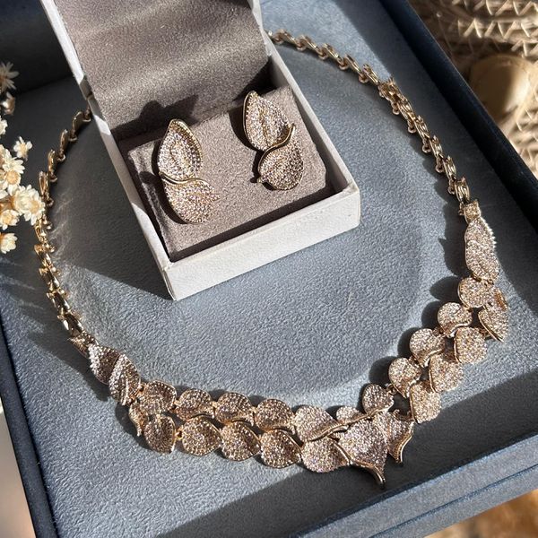 Conjunto Brinco E Colar Copo De Leite Cravejado Dourado
