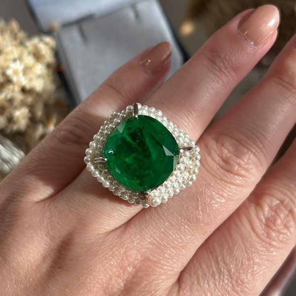 Anel Verde Esmeralda Detalhes Pérola