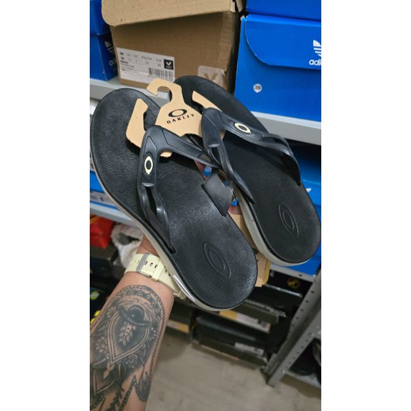 Chinelo Oakley Radioactive Preta