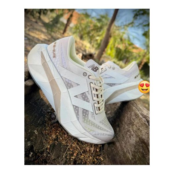 Tênis New Balance Fuelcell Rebel V4 Unissex - Creme