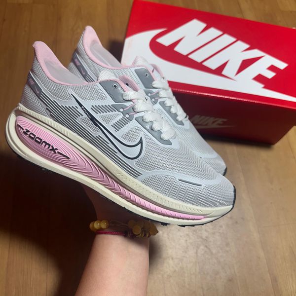 Tênis Feminino NK ZoomX Vomero - Cinza Preto e Rosa