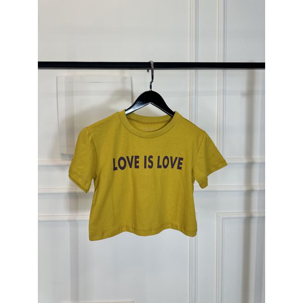 Camiseta Cropped Love Is Love Mostarda