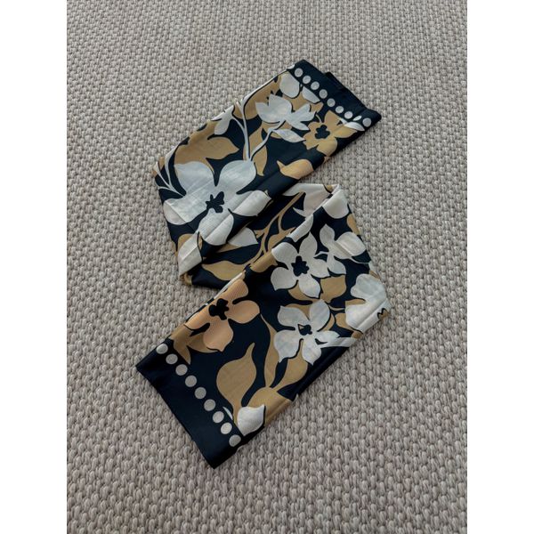 Lenço Cetim Floral Preto/Cappuccino 