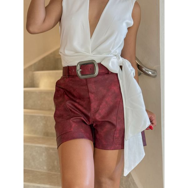 Short Couro Fake Laila Cereja