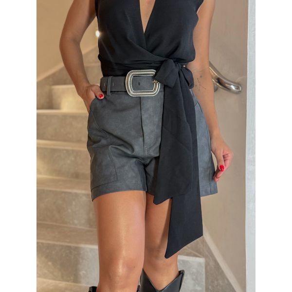 Short Couro Fake Laila Chumbo
