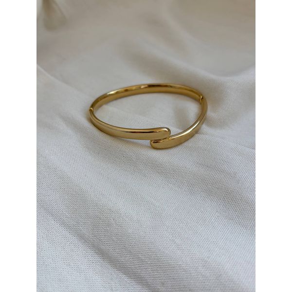 Bracelete Rígido Cruzado Smooth em Aço Inox Dourado
