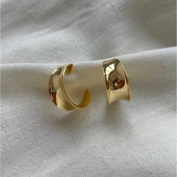 Brinco C-Hoop Escultural Banhado em Ouro 18k