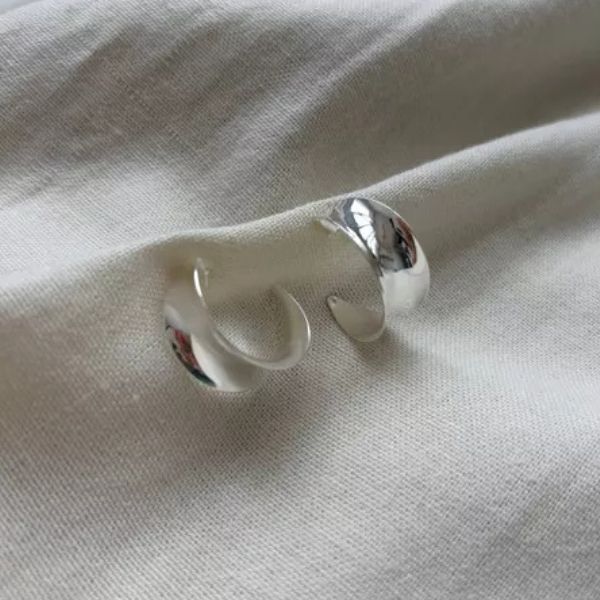 Brinco C-Hoop Escultural Banhado em Prata 925