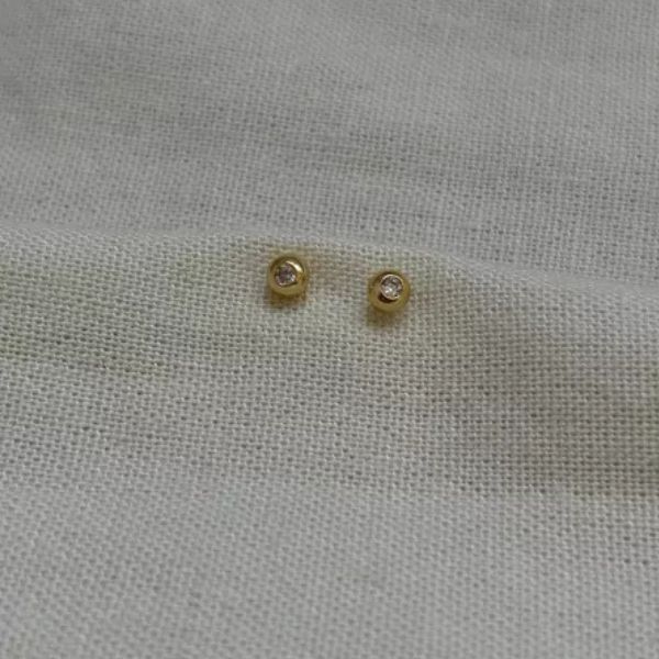 Brinco Ponto de Luz Esférico Banhado em Ouro 18k