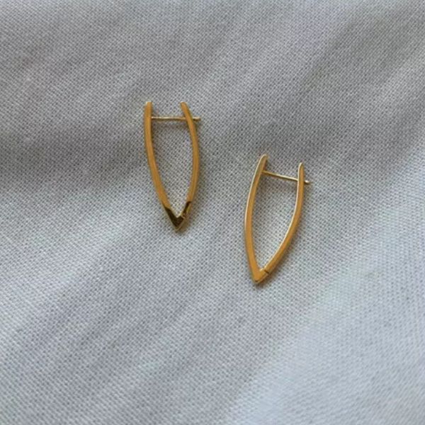 Brinco Curvo Escultural Banhado em Ouro 18k