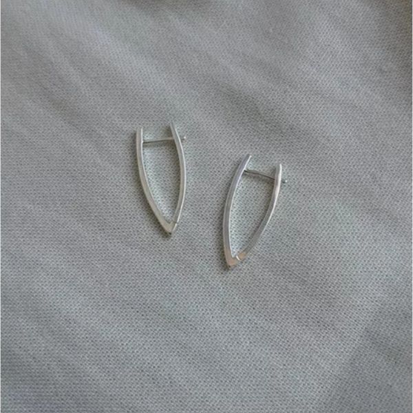 Brinco Curvo Escultural Banhado em Prata 925