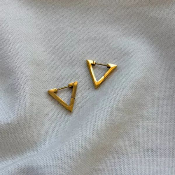 Brinco Huggie Triangular em Aço Inoxidável Dourado