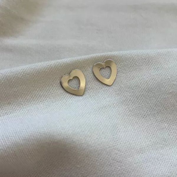 Brinco Stud Coração Minimalista em Aço Inox Prata