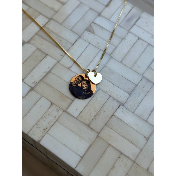 Colar Medalha M Personalizada Banhado em Ouro 18k