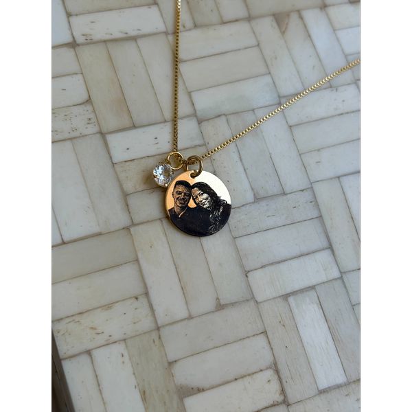 Colar Medalha M Personalizada Banhado em Ouro 18k