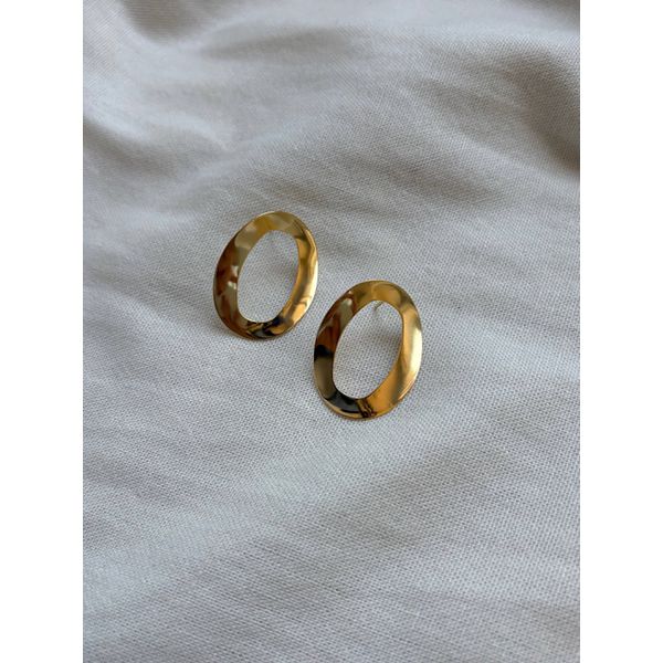 Brinco Oval Escultural Banhado em Ouro 18k