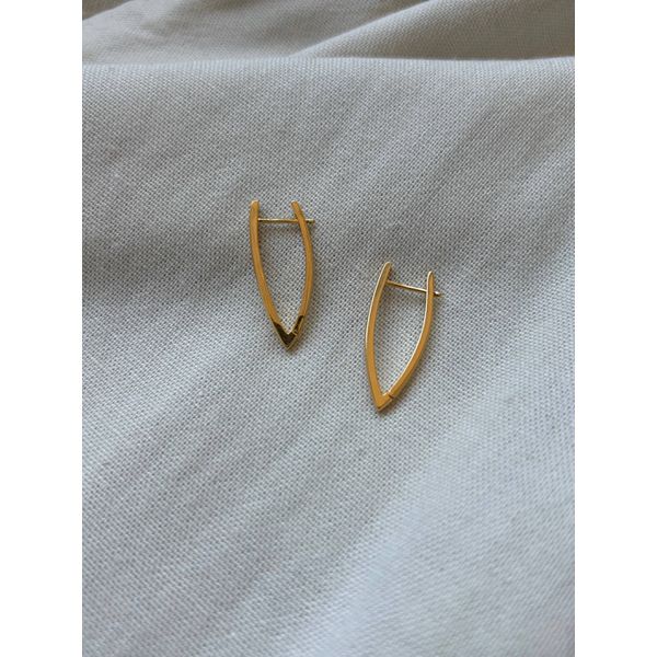 Brinco Curvo Escultural Banhado em Ouro 18k