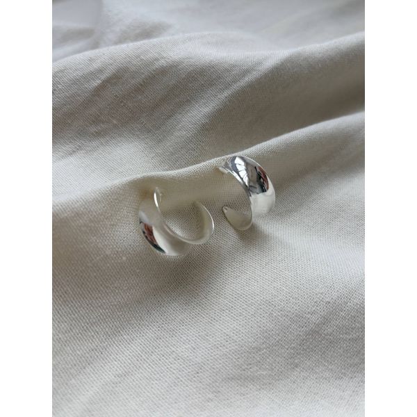 Brinco C-Hoop Escultural Banhado em Prata 925