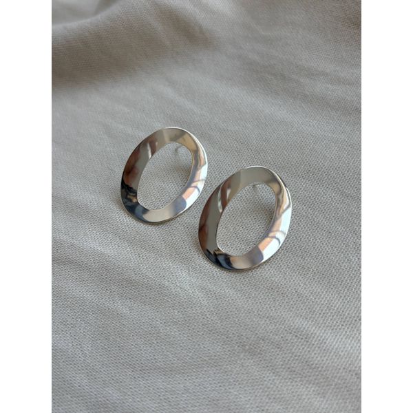 Brinco Oval Escultural Banhado em Prata 925